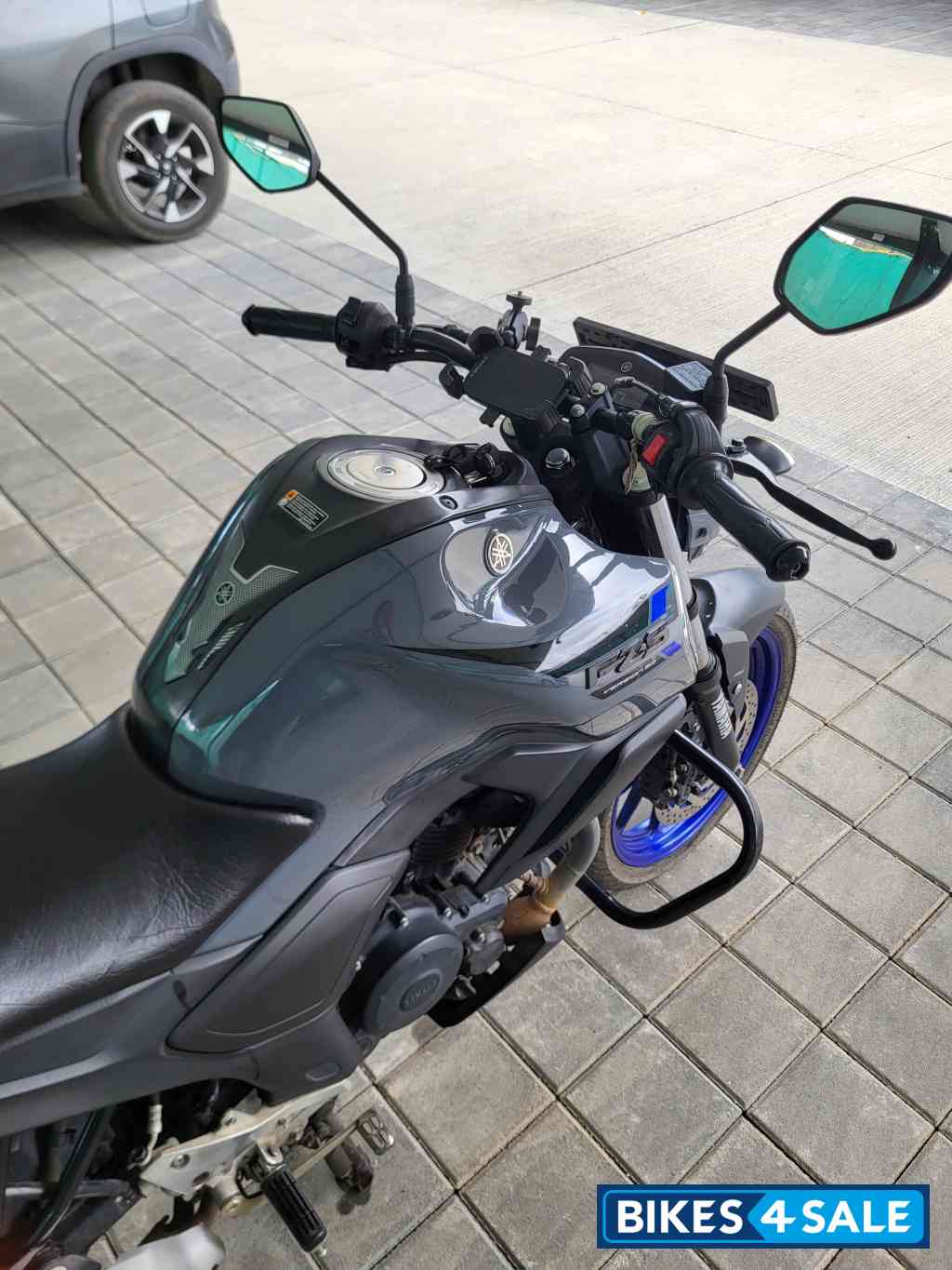 Metallic Grey Yamaha FZS-FI Deluxe