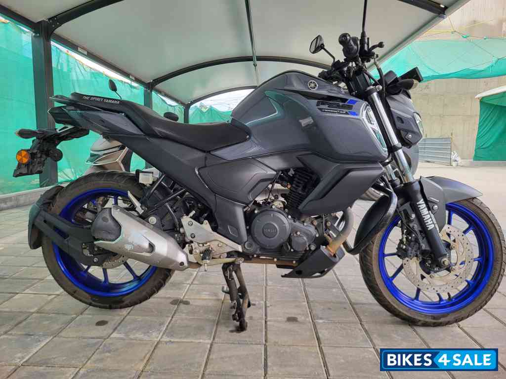 Metallic Grey Yamaha FZS-FI Deluxe
