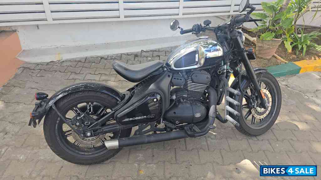 Jawa 42 Bobber Black Mirror