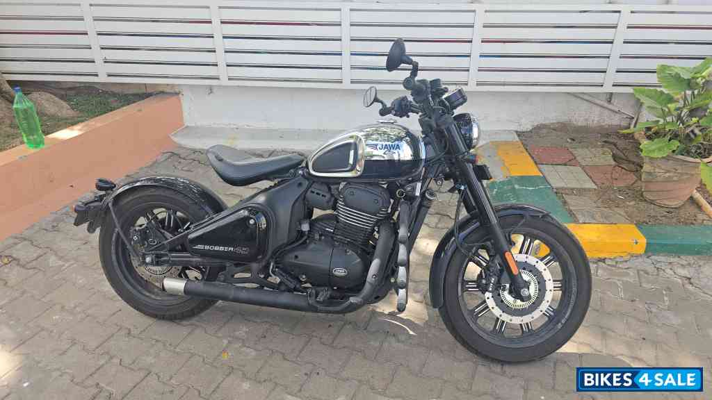 Jawa 42 Bobber Black Mirror