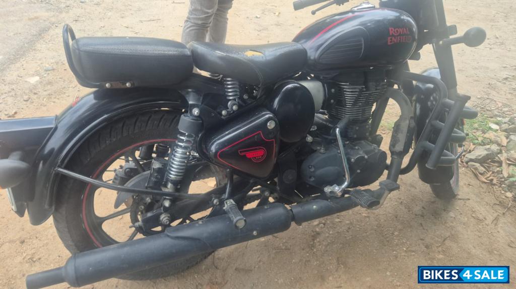 Balck Royal Enfield Bullet 350