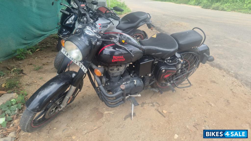 Balck Royal Enfield Bullet 350