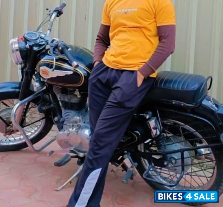 Black Royal Enfield Bullet Standard 350
