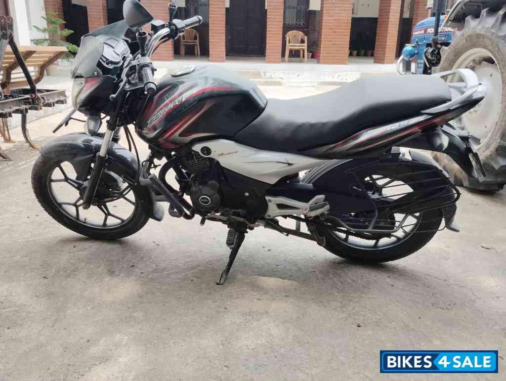 Red Black Bajaj Discover 125 ST Red Black Bajaj Discover 125 ST