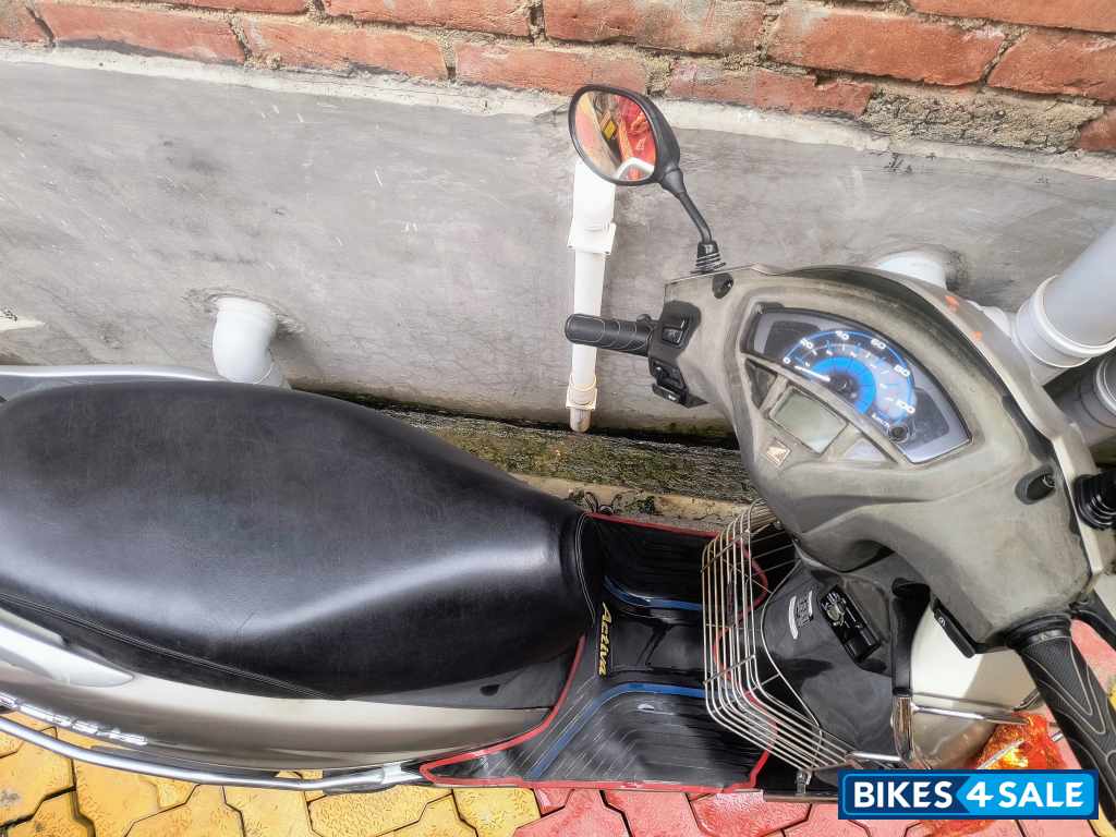 Off-white Honda Activa 5G Off-white Honda Activa 5G