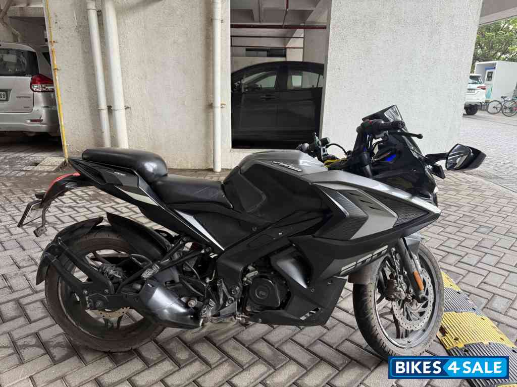 Black Bajaj Pulsar RS 200