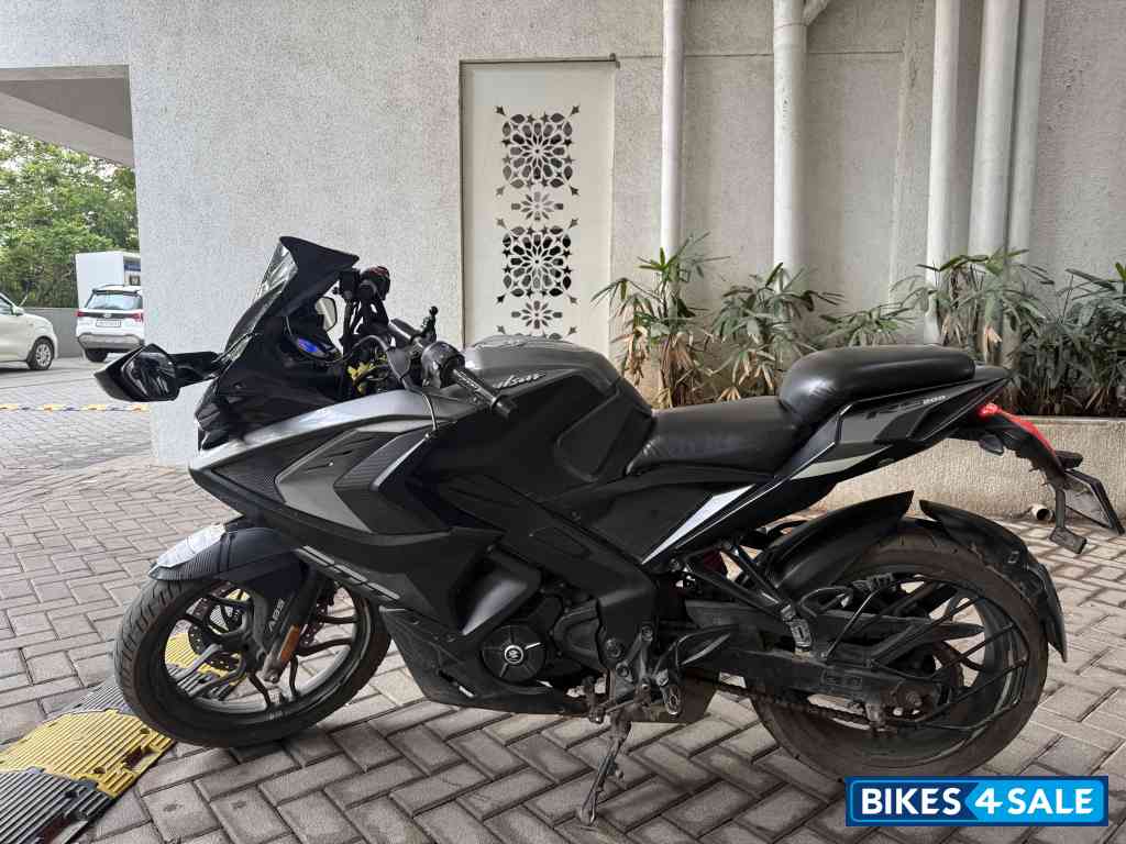 Black Bajaj Pulsar RS 200 Black Bajaj Pulsar RS 200