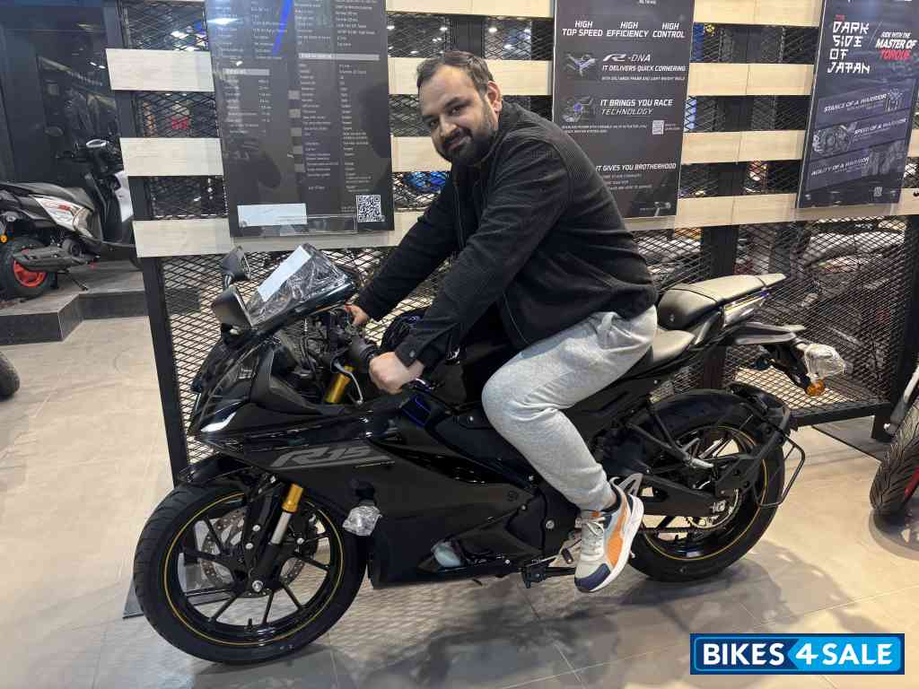 Black Yamaha R15 V4