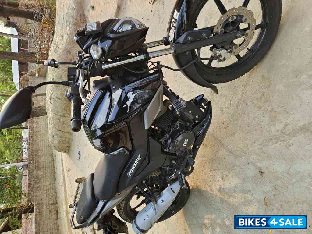 Black TVS Raider 125