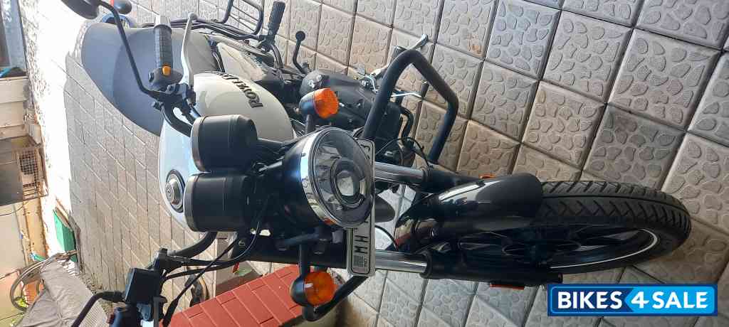 White Royal Enfield Thunderbird X 350