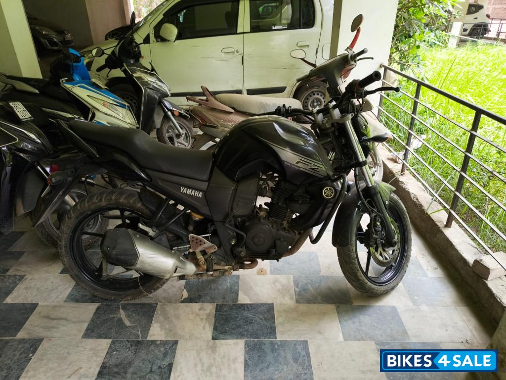 Black Yamaha FZ16 Black Yamaha FZ16
