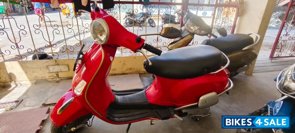 Red Vespa VXL 150