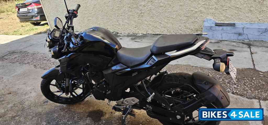 Black Yamaha FZ25