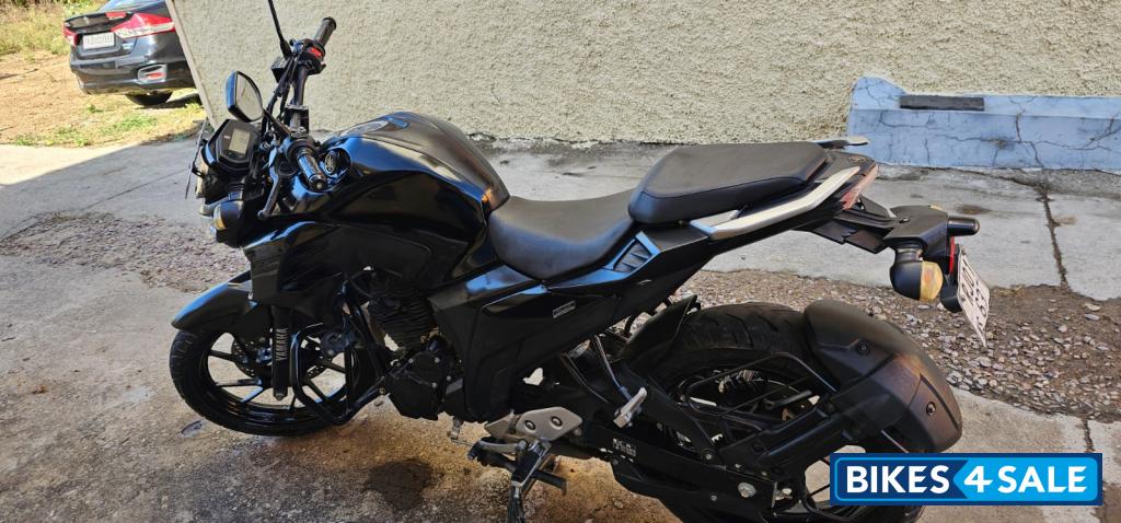Black Yamaha FZ25