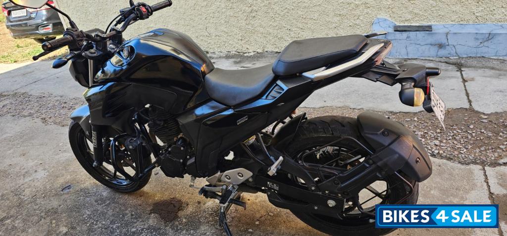 Black Yamaha FZ25