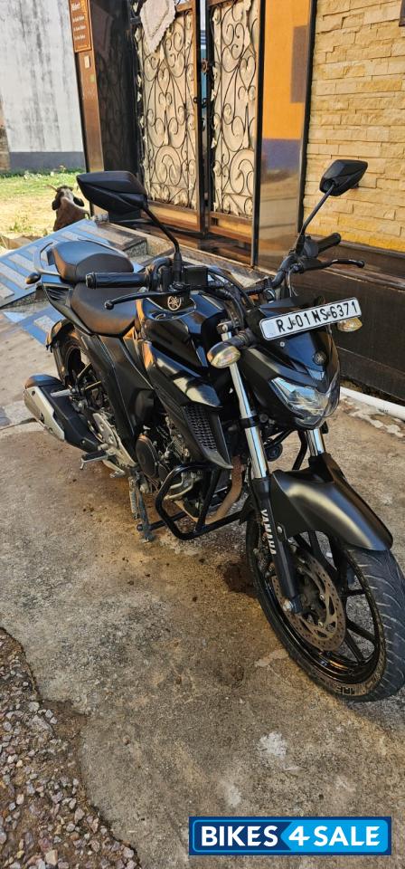 Black Yamaha FZ25
