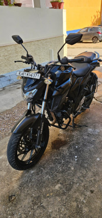 Black Yamaha FZ25