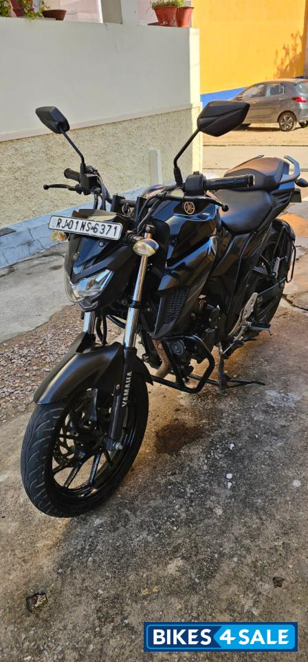 Black Yamaha FZ25