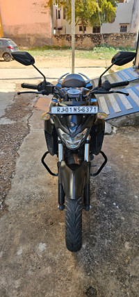 Black Yamaha FZ25