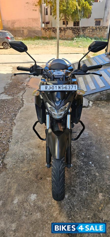 Black Yamaha FZ25