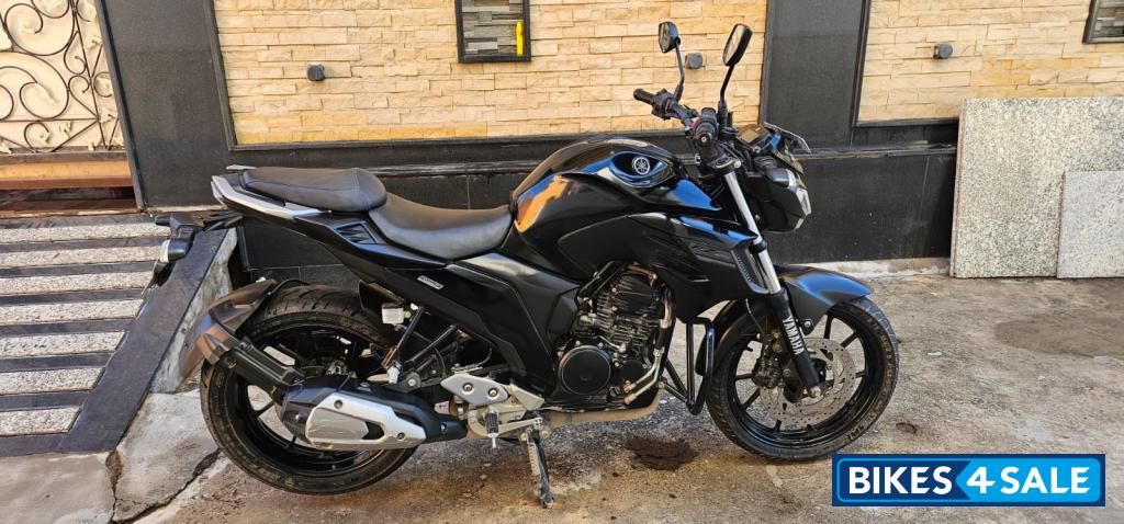 Black Yamaha FZ25