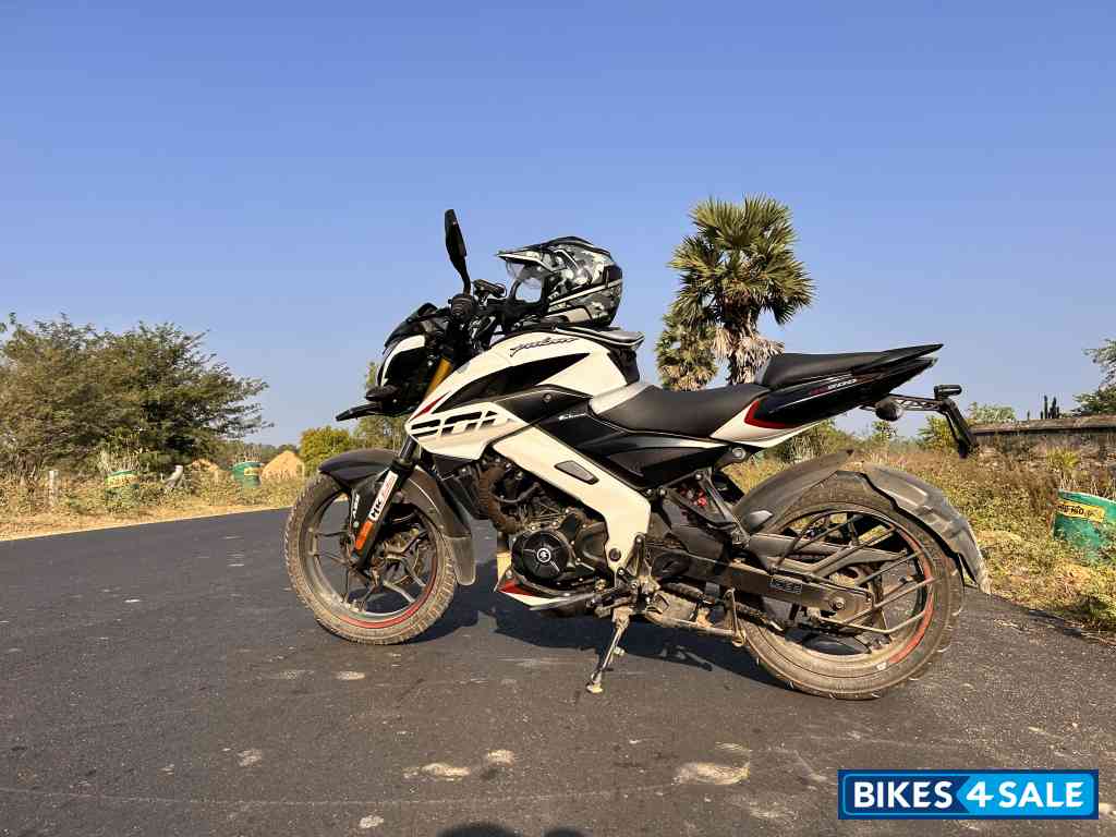 White Bajaj Pulsar NS 200 BS6