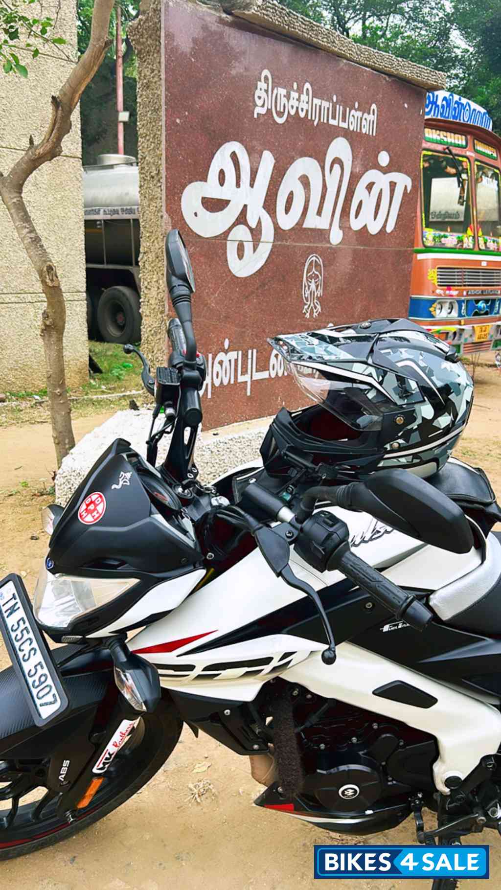 White Bajaj Pulsar NS 200 BS6 White Bajaj Pulsar NS 200 BS6