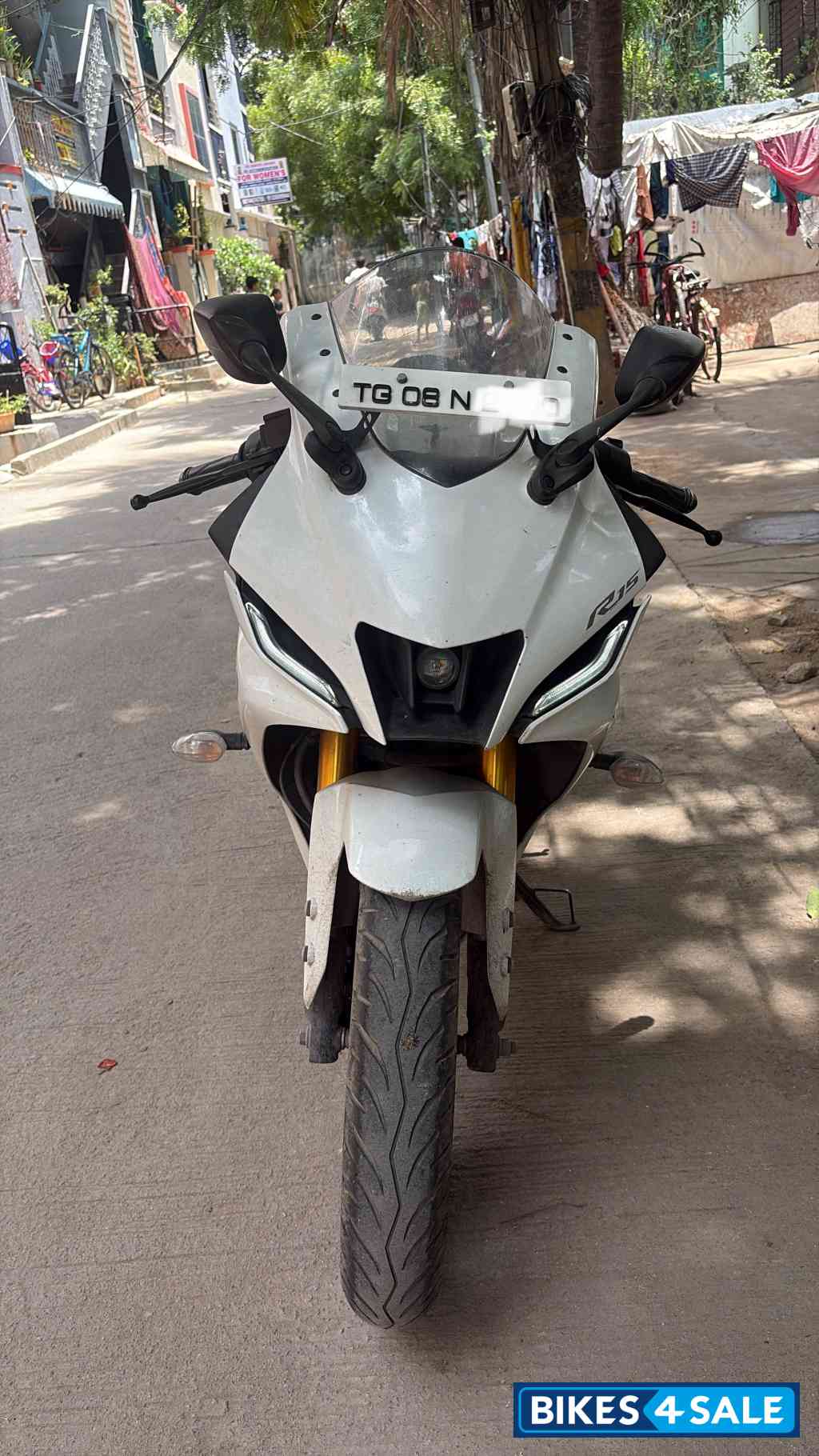 White Yamaha R15 V4