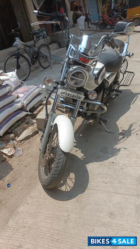 White Bajaj Avenger Cruise 220