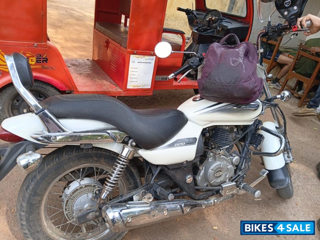 White Bajaj Avenger Cruise 220 White Bajaj Avenger Cruise 220