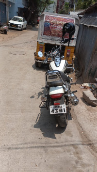 White Bajaj Avenger Cruise 220