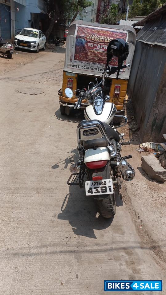 White Bajaj Avenger Cruise 220 White Bajaj Avenger Cruise 220
