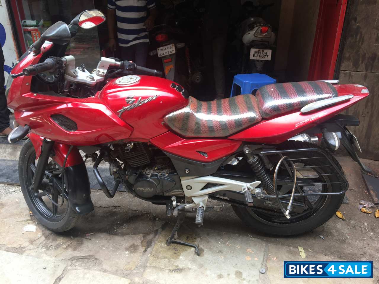 Red Bajaj Pulsar 220 DTSi