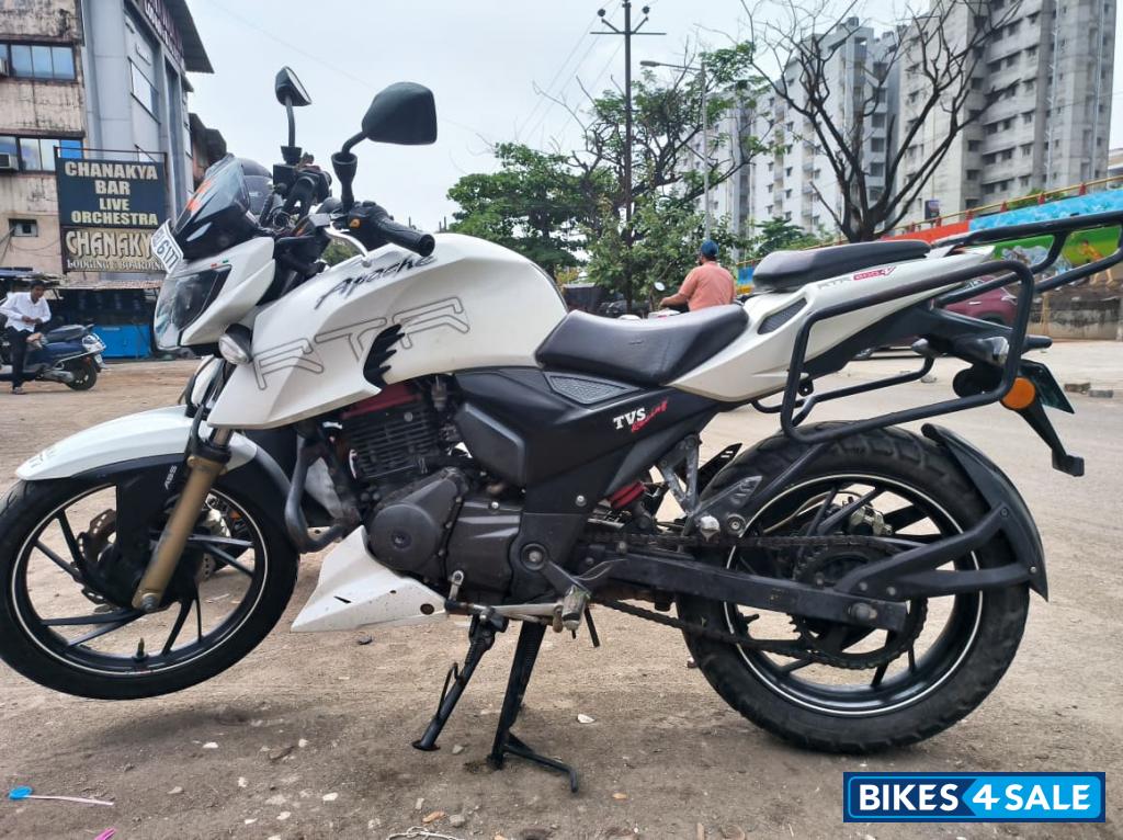 White TVS Apache RTR 200 4V