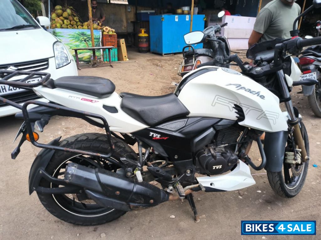 White TVS Apache RTR 200 4V White TVS Apache RTR 200 4V