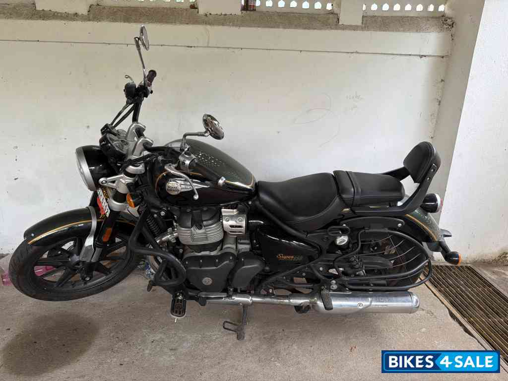 Bottle Green And Black Royal Enfield Super Meteor 650