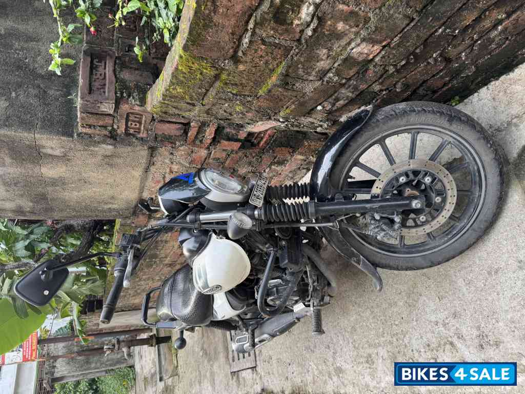 White Black Bajaj Avenger Street 220