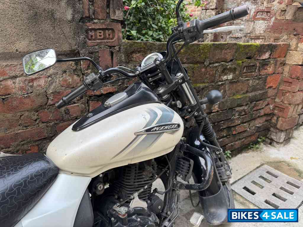 White Black Bajaj Avenger Street 220