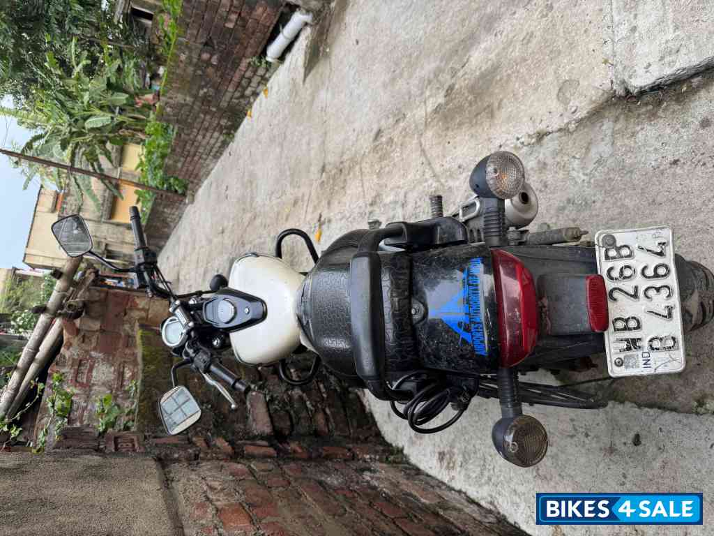 White Black Bajaj Avenger Street 220