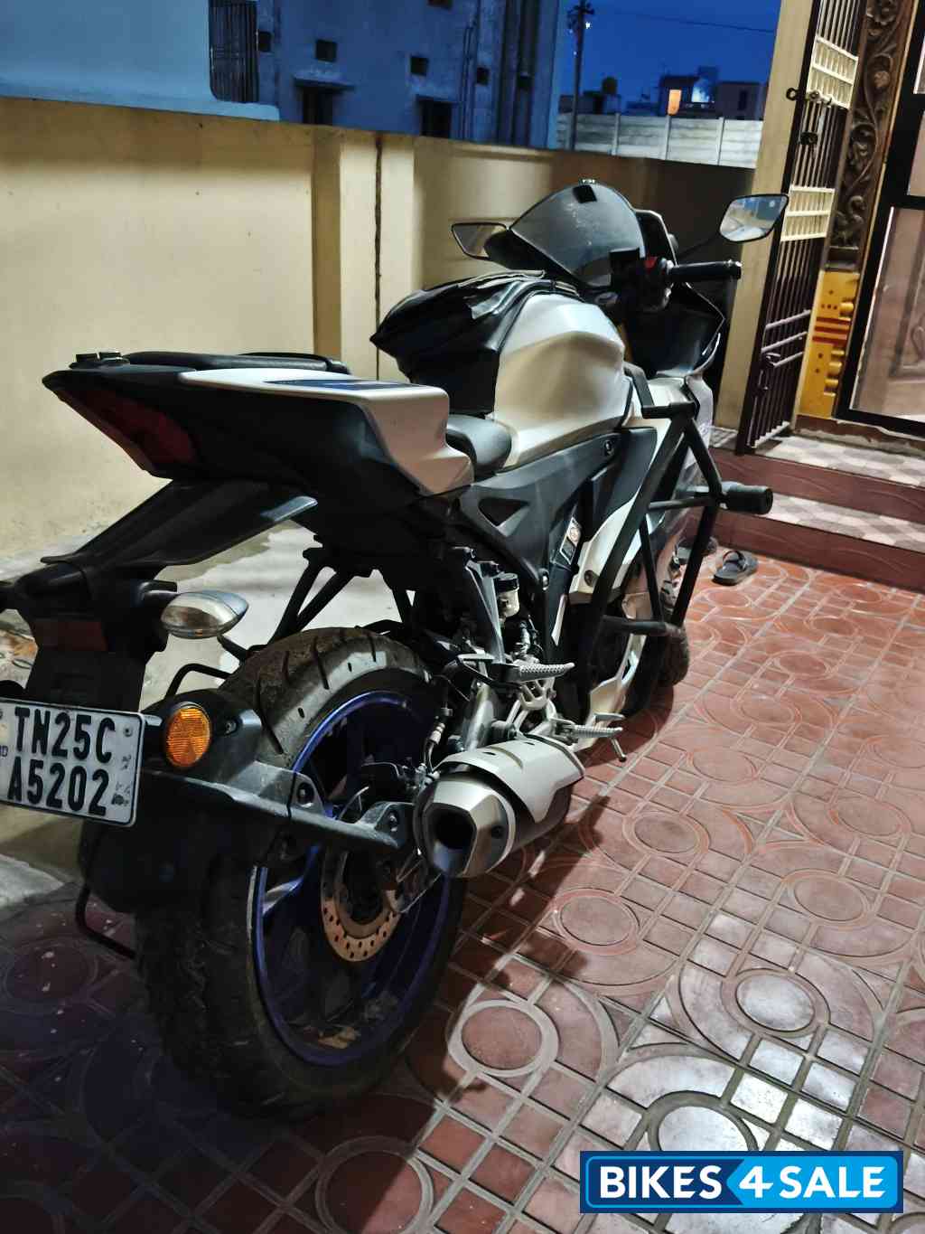 White Metallic C Yamaha R15M White Metallic C Yamaha R15M