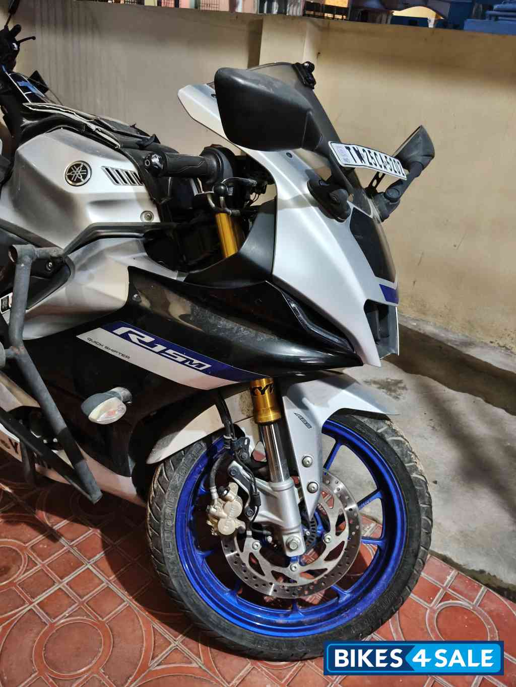 White Metallic C Yamaha R15M White Metallic C Yamaha R15M