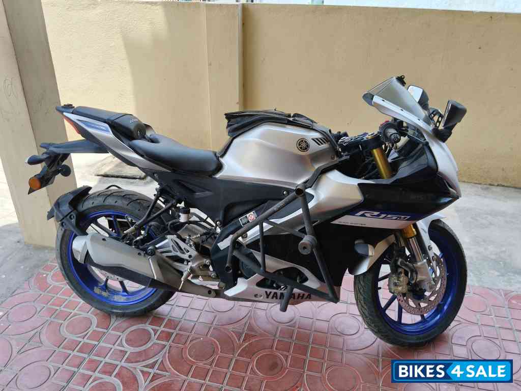 White Metallic C Yamaha R15M White Metallic C Yamaha R15M
