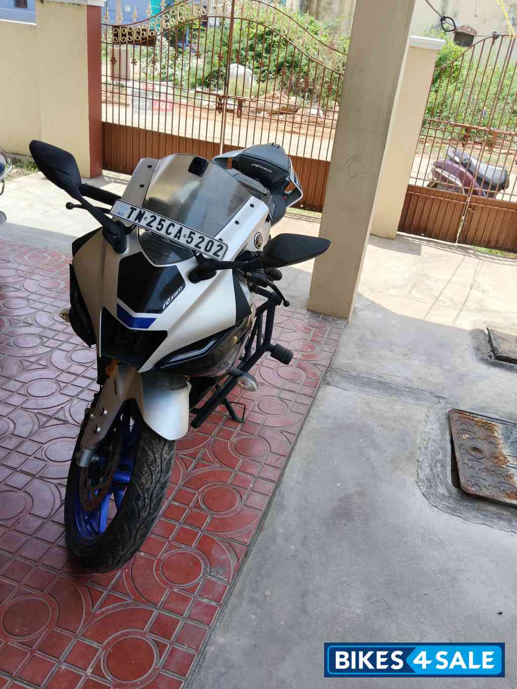 White Metallic C Yamaha R15M White Metallic C Yamaha R15M