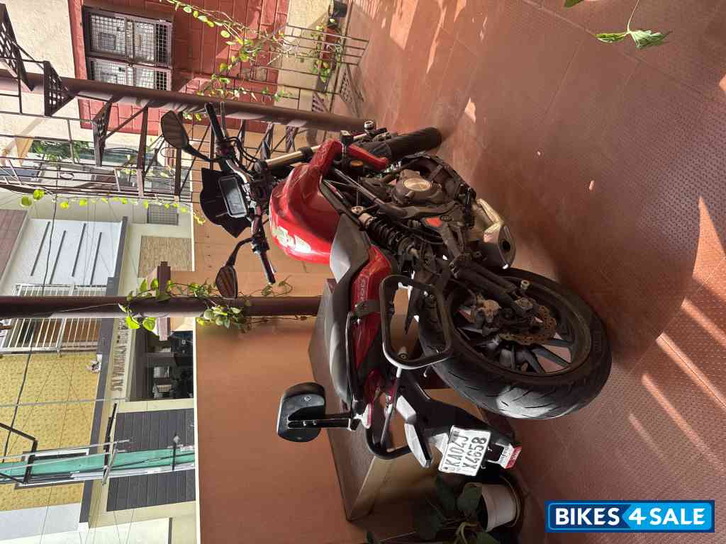 Red Benelli TNT 300