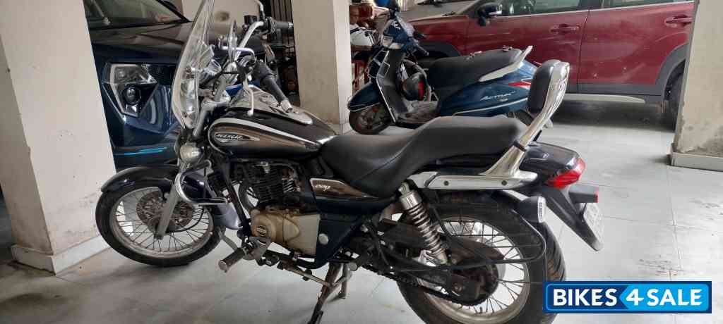 Black Bajaj Avenger Cruise 220