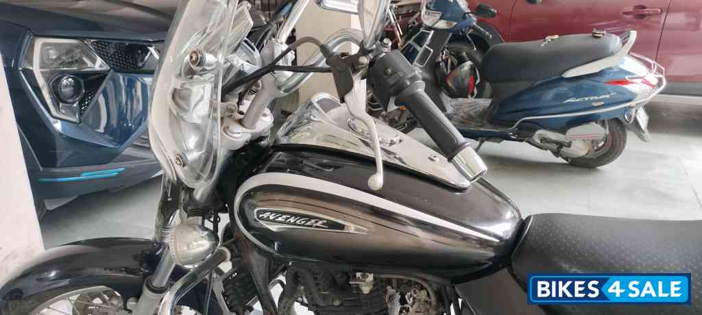Black Bajaj Avenger Cruise 220 Black Bajaj Avenger Cruise 220