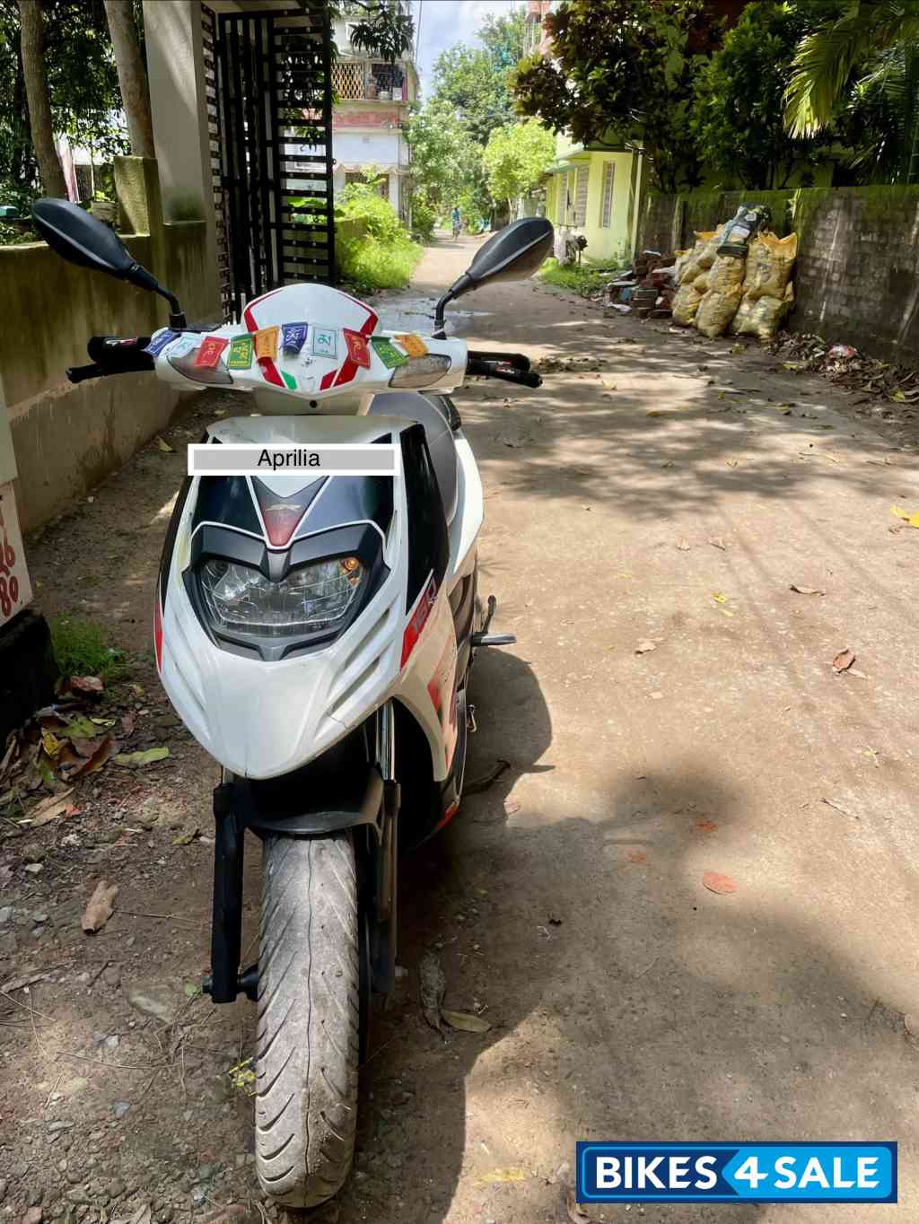 White Black Aprilia SR 160 Carbon ABS