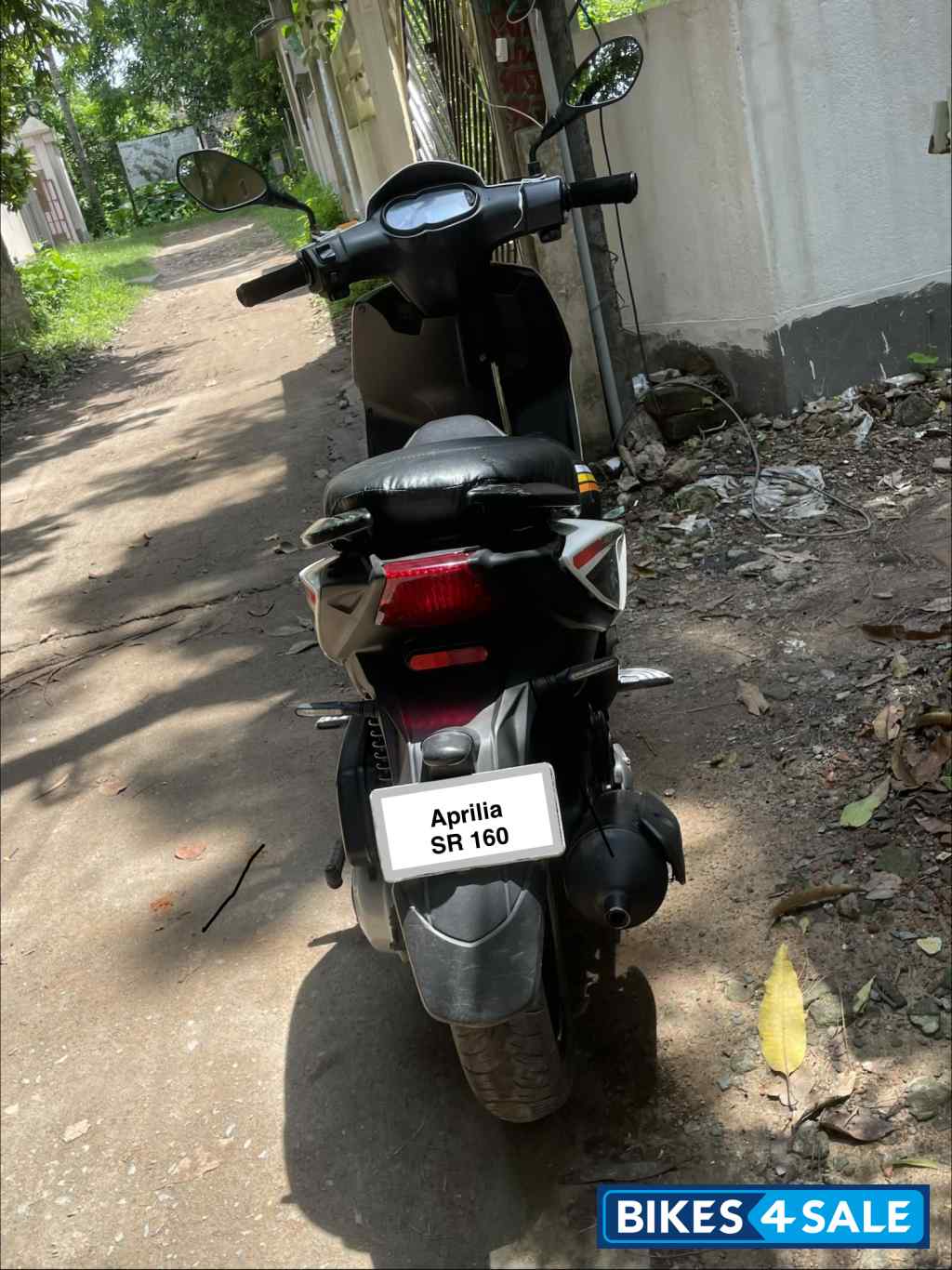 White Black Aprilia SR 160 Carbon ABS White Black Aprilia SR 160 Carbon ABS