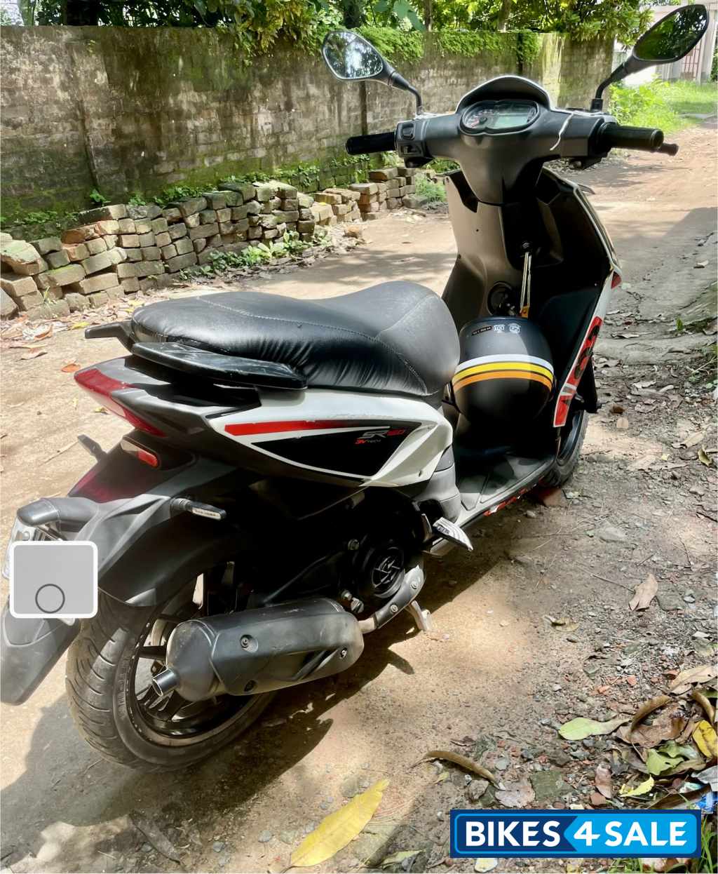 White Black Aprilia SR 160 Carbon ABS White Black Aprilia SR 160 Carbon ABS
