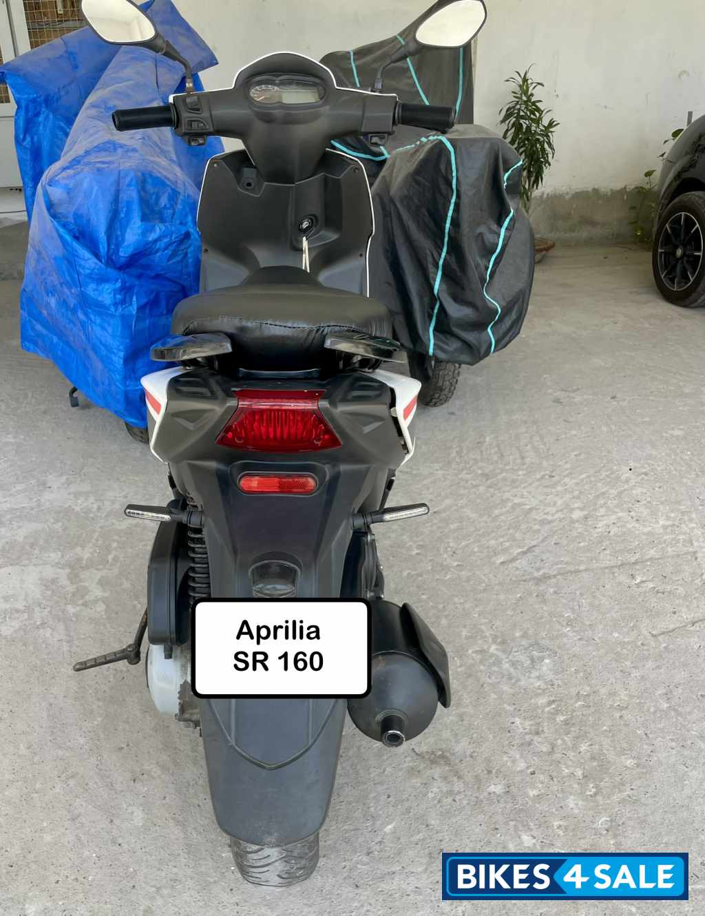 White Black Aprilia SR 160 Carbon ABS White Black Aprilia SR 160 Carbon ABS